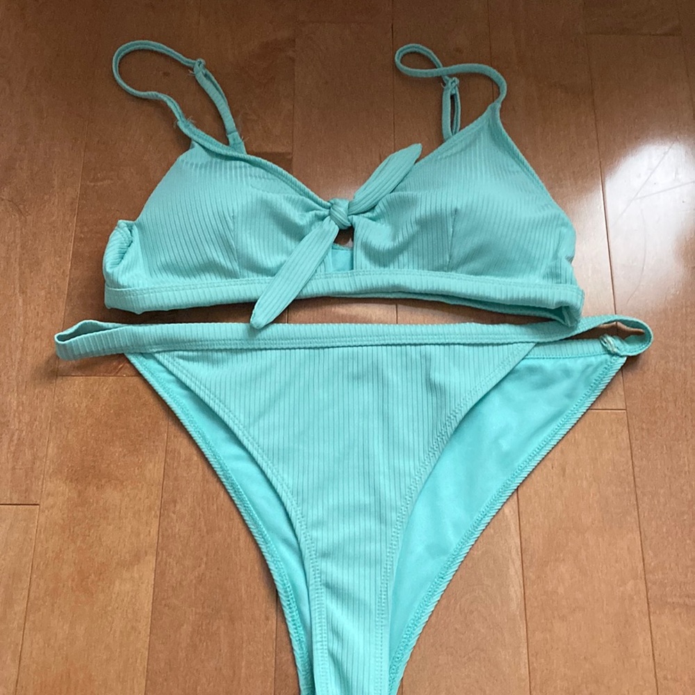 Swim suit never worn